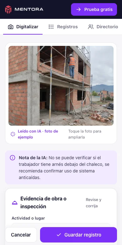 Evidencia de obra leída por la IA: trabajador en andamio sin baranda y la nota sobre el arnés