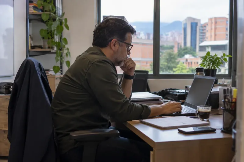 Preguntas frecuentes: gerente de una pyme revisa sus dudas en el portátil antes de empezar