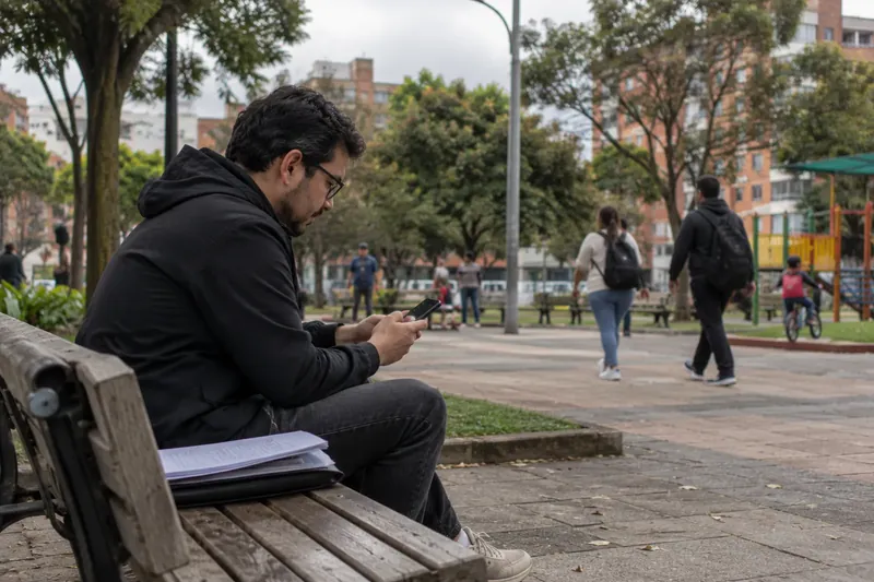 Hoja de vida virtual: joven comparte desde el celular el enlace de su hoja de vida en un parque